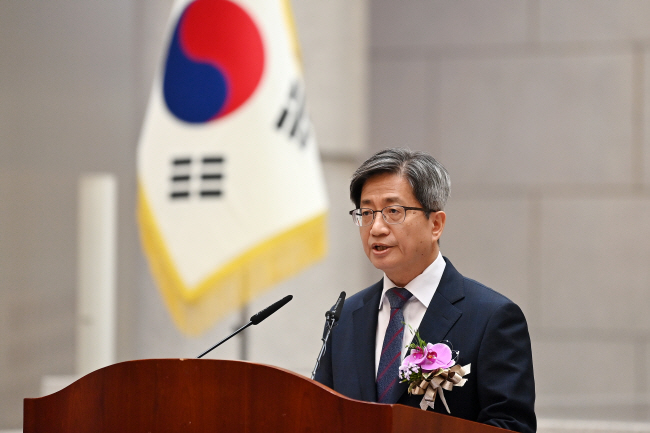 22일 오전 서울 서초구 대법원에서 열린 퇴임식에서 김명수 대법원장이 퇴임사를 하고 있다.  백동현 기자