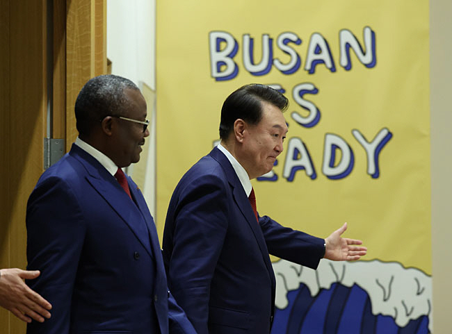 제78차 유엔총회 참석을 위해 미국을 방문 중인 윤석열 대통령이 21일(현지시간) 뉴욕에서 열린 한·기니비사우 정상회담에서 우마로 시소코 엠발로 대통령을 영접하고 있다. 뒤로 ‘BUSAN IS READY’라는 2030 부산세계박람회 유치 현수막이 보인다. 연합뉴스