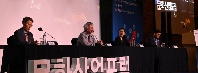 권오경(왼쪽부터) 한양대 융합전자공학부 석좌교수와 최계영 정보통신정책연구원 선임연구위원, 박새롬 울산과학기술원 산업공학과 교수, 이정동 서울대 공학전문대학원 교수가 21일 서울 영등포구 여의대로 FKI타워 컨퍼런스센터에서 열린 ‘문화산업포럼 2023’에서 ‘기술패권시대 K-제조업의 위기’를 주제로 토론하고 있다. 곽성호 기자