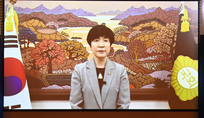 김영주 국회부의장이 21일 서울 영등포구 여의대로 FKI타워 컨퍼런스센터에서 열린 ‘문화산업포럼 2023’에서 영상을 통해 축사를 전하고 있다. 백동현 기자