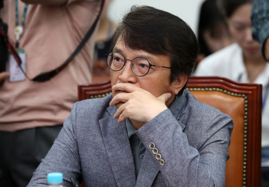 김의겸 더불어민주당 의원이 지난 7월 20일 국회에서 열린 대통령 처가 고속도로 게이트 진상규명 특별위원회 2차 전체회의에서 생각에 잠겨 있다. 뉴시스