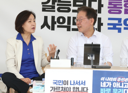 추미애 전 법무부장관이 지난 3일 국회 본관 앞 단식농성장에서 이재명 더불어민주당 대표와 대화하고 있다. 뉴시스