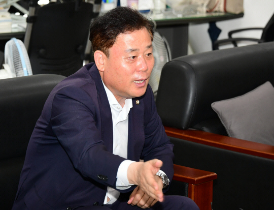송갑석 더불어민주당 최고위원이 지난 12일 광주시의회에서 기자간담회을 열고 이재명 대표의 장기 단식과 체포동의안 등에 대한 당내 분위기를 전하고 있다. 뉴시스