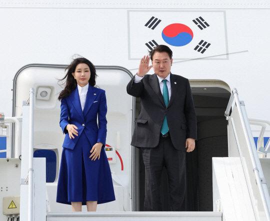 제78차 유엔총회 참석과 2030 부산세계박람회 유치를 위한 양자회담 등 일정을 소화한 윤석열 대통령과 부인 김건희 여사가 22일(현지시간) 미국 뉴욕 JFK공항에서 전용기인 공군 1호기에 올라 환송객들에게 손을 들어 인사하고 있다. 연합뉴스