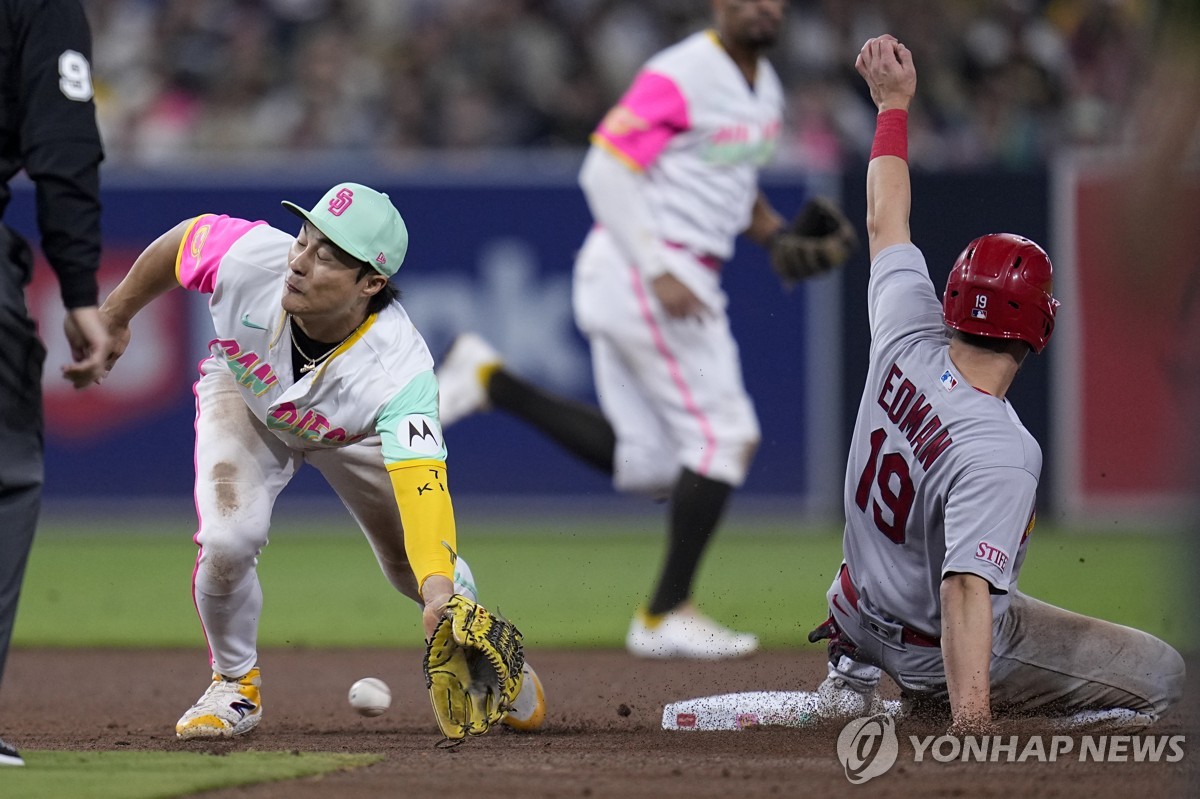 김하성의 필사적인 수비[AP=연합뉴스]