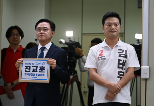 진교훈 더불어민주당 강서구청장 후보와 김태우 국민의힘 강서구청장 후보가 지난 21일서울 강서구 선거관리위원회에서 보궐선거 후보등록을 하기 위해 대기하고 있다. 박윤슬 기자