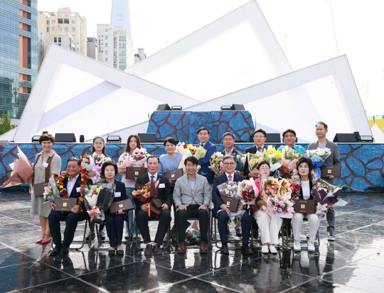서강석(앞줄 가운데) 송파구청장이 송파구민상 수상자들과 기념촬영을 하고 있다. 송파구청 제공