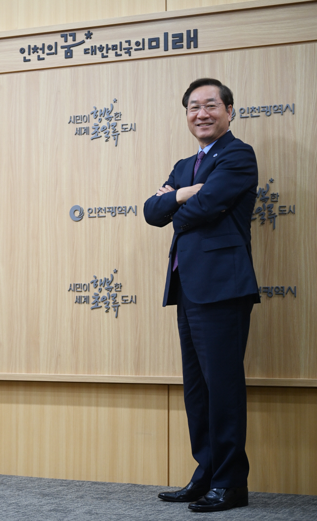유정복 인천시장이 22일 시청 집무실에서 밝은 표정으로 포즈를 취하고 있다. 유 시장은 이날 한국행정학회가 주관하는 ‘대한민국 리더십 대상’에서 ‘협력적 리더십상’을 수상했다.  박윤슬 기자