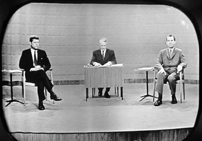 1960년 9월 26일 미국 시카고 CBS 방송국 스튜디오에서 세계 최초로 진행된 대선 TV토론에 참석한 민주당 존 F 케네디(사진 왼쪽)와 공화당 리처드 닉슨 후보. AP 연합뉴스
