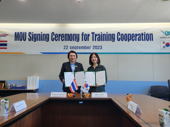 지난 22일 인천국제공항공사 인재개발원 회의실에서 열린 인천국제공항공사-태국 민간항공교육원 간 교육협력 확대를 위한 업무협약 체결식에서 인천국제공항공사 최민아(사진 오른쪽) 인재개발원장이 태국 민간항공교육원 퍼카넛 마초이 원장과 협약 체결 후 기념 촬영 하고 있다. 인천국제공항공사 제공