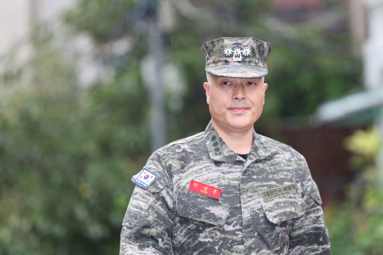 항명과 상관 명예훼손 등 혐의를 받는 박정훈 전 해병대 수사단장(대령)이 20일 오후 서울 용산구 국방부 군검찰에 피의자 신분으로 출석하고 있다. 연합뉴스