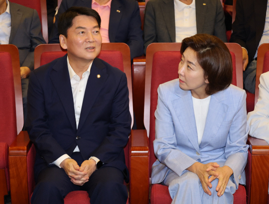 24일 국회에서 열린 ‘인구와 기후 그리고 내일’ 창립포럼에 나경원 이사장과 국민의힘 안철수 의원이 참석하고 있다. 연합뉴스