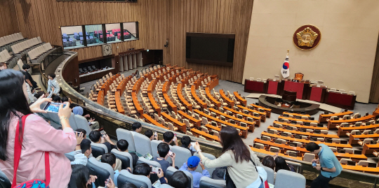 이재명 더불어민주당대표의 체포동의안 가결로 국회본회의 일정이 취소된 25일 오전 본회의장이 텅비어있는 가운데 참관객들이 자리에 앉아 있다. 곽성호기자