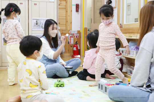 서울 성동구의 한 어린이집에서 선생님과 아이들이 놀이활동을 하고 있다. 성동구청 제공
