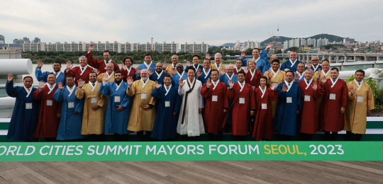 오세훈(첫 번째 줄 가운데) 서울시장이 24일 서울 가빛섬에서 열린 세계도시정상회의 시장 포럼 환영 리셉션에서 참석자들과 함께 기념촬영을 하고 있다. 연합뉴스