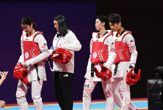 한국 선수들이 25일 중국 저장성 항저우 린안 스포츠문화전시센터에서 열린 2022 항저우아시안게임 태권도 겨루기 혼성 단체전 결승전에서 패한 뒤 아쉬운 표정을 짓고 있다. 연합뉴스