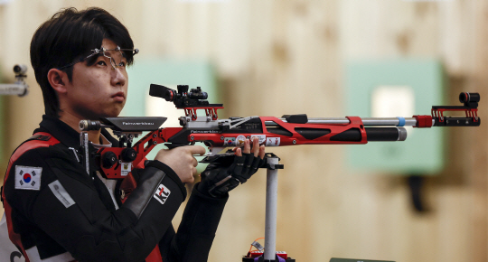 박하준이 25일 오전 중국 항저우 푸양 인후 스포츠센터에서 열린 항저우아시안게임 남자 10m 공기소총 개인 및 단체전  경기에서 자신의 점수를 확인하고 있다. 뉴시스
