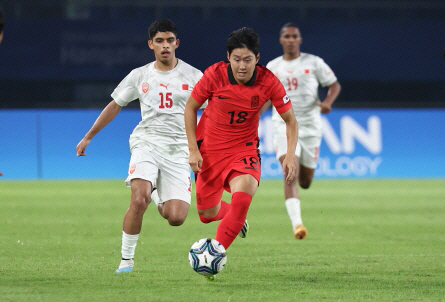 이강인이 24일 중국 저장성 진화 스포츠센터스타디움에서 열린 항저우아시안게임 남자축구 E조 조별리그 3차전에서 힘차게 드리블을 하고 있다. 연합뉴스