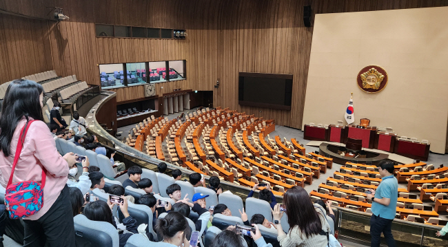 이재명 더불어민주당 대표에 대한 체포동의안이 국회를 통과하며 생긴 민주당 내홍으로 원내지도부가 사퇴하면서 25일 예정이었던 국회 본회의 의사일정이 잡히지 않은 가운데, 관람을 온 학생들이 텅빈 본회의장을 지켜보고 있다. 곽성호 기자