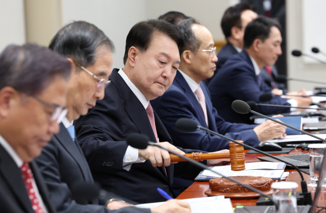 윤석열 대통령이 25일 오전 서울 용산 대통령실 청사에서 열린 국무회의에 참석해 개회를 선언하며 의사봉을 두드리고 있다. 연합뉴스