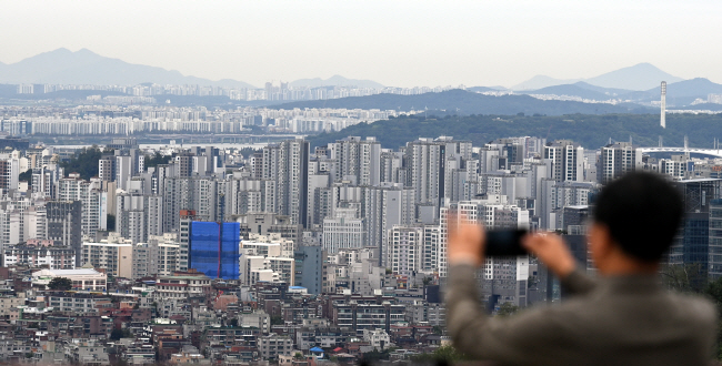 올해 건설·부동산 시장 침체로 문을 닫은 종합 건설사 수가 지난해의 2배 이상 늘어난 것으로 조사된 가운데 25일 서울 남산에서 바라본 서울 시내 아파트 전경. 박윤슬 기자