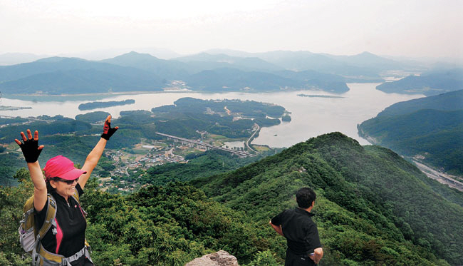 남양주 예봉산 견우봉에서 내려다본 두물머리. 남한강과 북한강의 물이 만나는 곳이다.