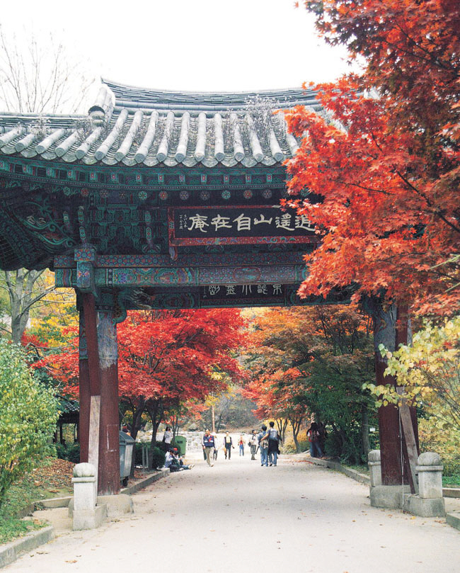 동두천 소요산 자재암 일주문. 소요산에서는 여기까지만 가도 화려한 단풍을 만끽할 수 있다.