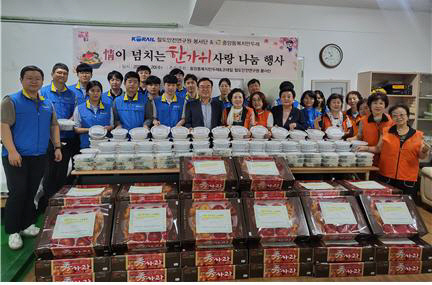코레일 직원들이 대전 동구 중앙동 ‘복지만두레’에 저소득 가정을 위한 명절 음식과 과일을 전달하고 있다. 한국철도공사(코레일) 제공