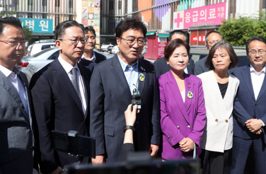 우원식 의원을 비롯한 더불어민주당 의원들이 지난 22일 서울 중랑구 녹색병원에서 입원한 이재명 민주당 대표를 찾은 후 취재진의 질문에 답변하고 있다. 뉴시스