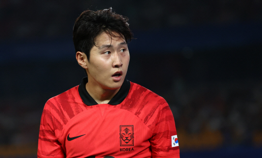 지난 24일 중국 저장성 진화 스포츠센터 스타디움에서 열린 항저우 아시안게임 남자축구 조별리그 최종전 대한민국과 바레인의 경기. 전반전 이강인이 교체되고 있다. 연합뉴스