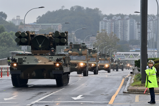 26일 서울 동작구 한강대교 위에서 건군 75주년 국군의 날을 기념하는 우리 군 시가행진이 펼쳐지고 있다. 백동현 기자