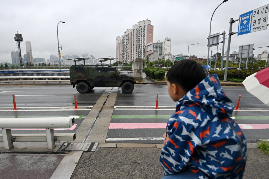 26일 서울 동작구 한강대교 위에서 건군 75주년 국군의 날을 기념하는 우리 군 시가행진이 펼쳐지고 있다. 백동현 기자