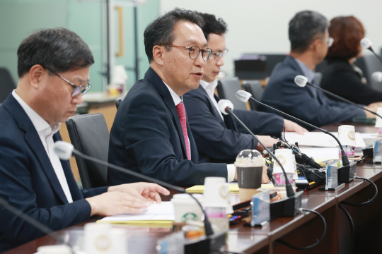 박민수 건강보험정책심의위원회 위원장(보건복지부 2차관)이 26일 오후 서울 서초구 국제전자센터에서 열린 제19차 건강보험정책심의위원회를 주재하고 있다. 연합뉴스