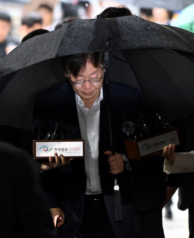 이재명 더불어민주당 대표가 26일 오전 서울 서초구 서울중앙지법에 구속영장 실질심사를 받기 위해 들어서고 있다. 박윤슬 기자