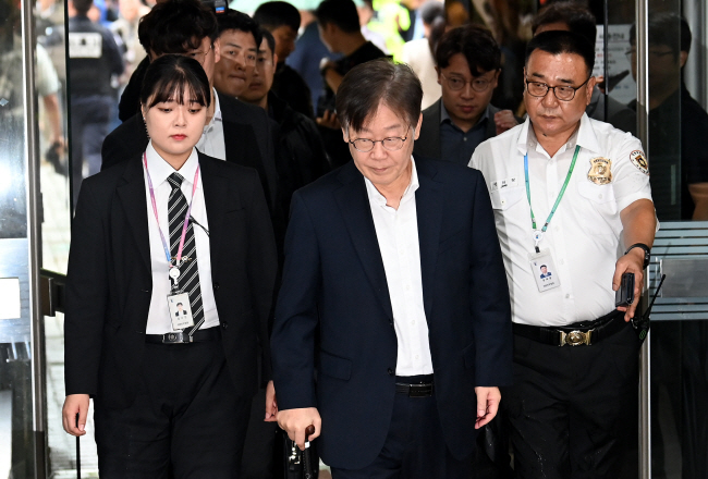 백현동 개발 사업 특혜 관련 배임과 쌍방울 대북 불법 송금 관련 뇌물 수수 혐의 등으로 구속영장이 청구된 이재명 더불어민주당 대표가 26일 오전 서울 서초구 서울중앙지법에서 구속영장 실질심사를 받기 위해 지팡이를 짚은 채 법정으로 들어가고 있다. 박윤슬 기자