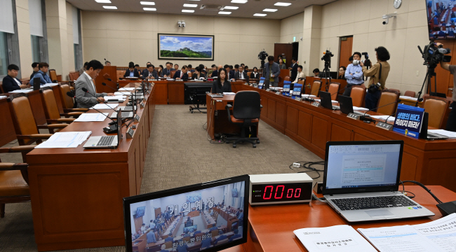 26일 법안 처리를 위한 국회 환경노동위원회 전체회의가 개의 예정시간인 오전 10시를 넘기고도 열리지 않고 있다. 곽성호 기자