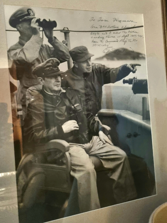 6·25전쟁의 전황을 바꾼 계기인 인천상륙작전이 진행된 1950년 9월 15일 더글러스 맥아더(앞쪽) 장군이 에드워드 아몬드(오른쪽) 10군단장과 도일(뒤쪽) 해군 소장과 함께 지휘함에서 작전을 지켜보고 있다. 사진 오른쪽 위에 아몬드 장군이 외손자인 토머스 퍼거슨 미 육군 예비역 대령에게 남긴 친필 메모가 쓰여 있다.