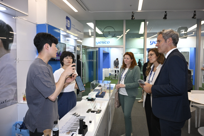 오스트리아 빈 대표단이 첨단 라이프스타일 전시관을 둘러보고 있다. 서울시청 제공