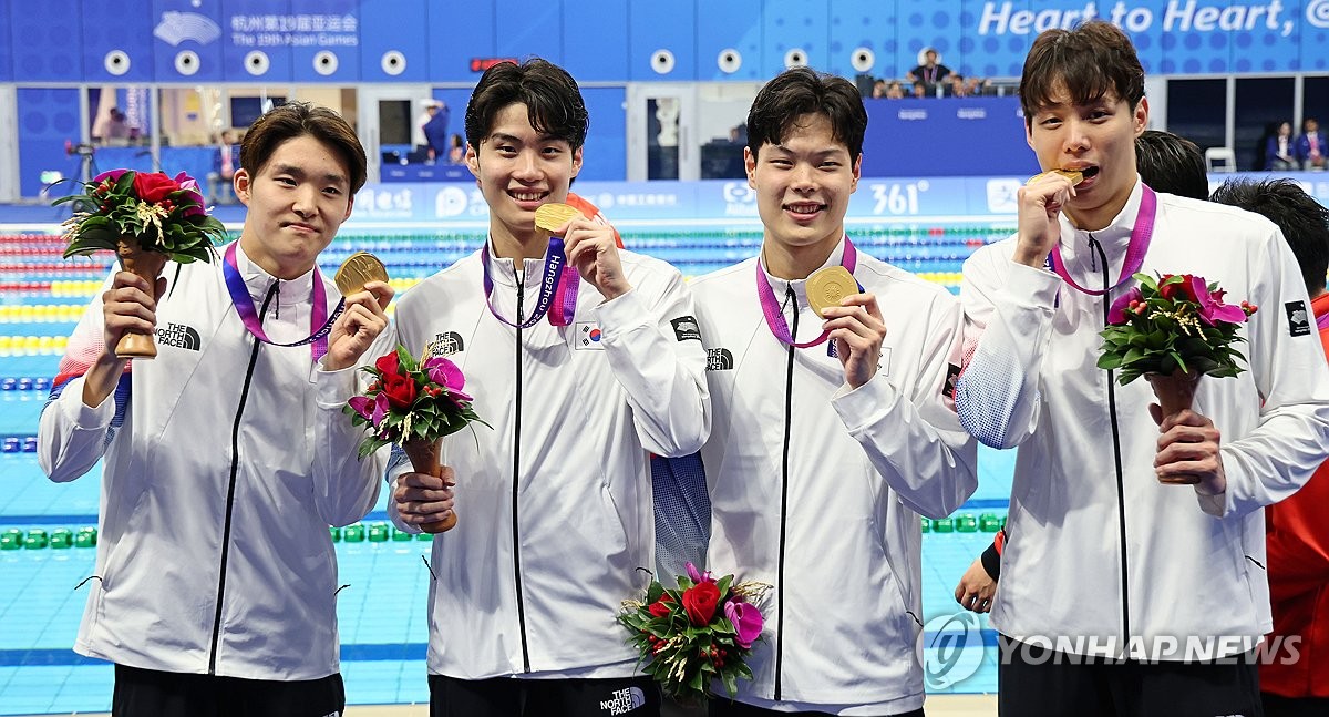 (항저우=연합뉴스) 양재훈, 이호준, 김우민, 황선우가 25일 중국 항저우 올림픽 스포츠센터 수영장에서 열린 2022 항저우 아시안게임 수영 남자 800m 계영 결승 시상식에서 금메달을 획득한 뒤 환호하고 있다. 2023.9.25