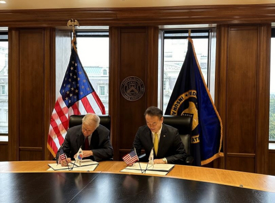 유재훈(오른쪽) 예금보험공사 사장이 26일(현지시간) 미국 워싱턴DC에서 마틴 그룬버그 미국 연방예금보험공사(FDIC) 의장과 양 기관 간 상호 협력·교류 강화를 위한 협약과 정리 부문 협력을 위한 양해각서를 체결하고 있다. 사진=예금보험공사 제공