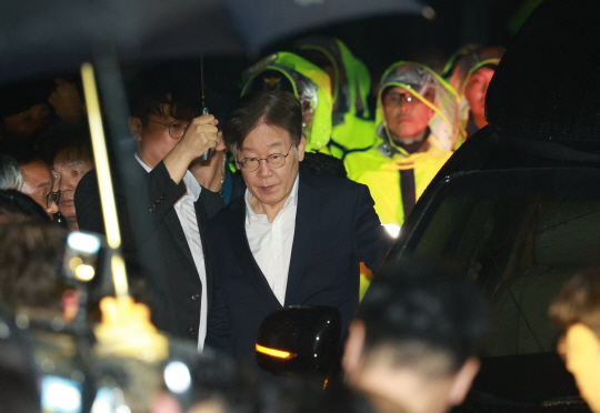이재명 더불어민주당 대표가 27일 오전 경기 의왕시 서울구치소를 나서고 있다. 서울중앙지법 유창훈 영장전담 부장판사는 이날 특정범죄가중처벌법 위반(뇌물) 등 혐의를 받는 이 대표에 대한 구속영장을 기각했다고 밝혔다. 뉴시스