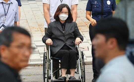 ‘자녀 입시 비리’ 등으로 징역형을 받아 복역 중이던 정경심 전 동양대 교수가 27일 오전 가석방으로 풀려나 휠체어를 타고 경기 의왕 서울구치소를 나서고 있다. 연합뉴스