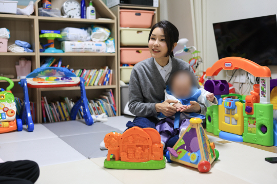 윤석열 대통령 부인 김건희 여사가 추석 연휴 시작을 하루 앞둔 27일 서울 송파구의 미혼모자가족 복지시설을 방문해 아이를 안아주며 미혼모와 대화하고 있다. 연합뉴스