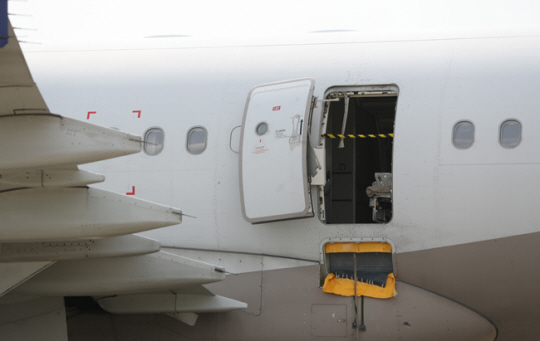 지난 5월 26일 대구국제공항에 비상착륙한 아시아나 비행기의 출입구 비상개폐 흔적이 고스란히 남아 있다. 연합뉴스