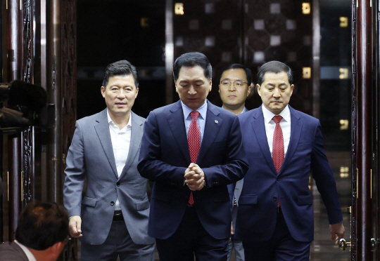 김기현 국민의힘 대표 등 지도부가 27일 국회에서 열린 의원총회에 들어서고 있다. 연합뉴스