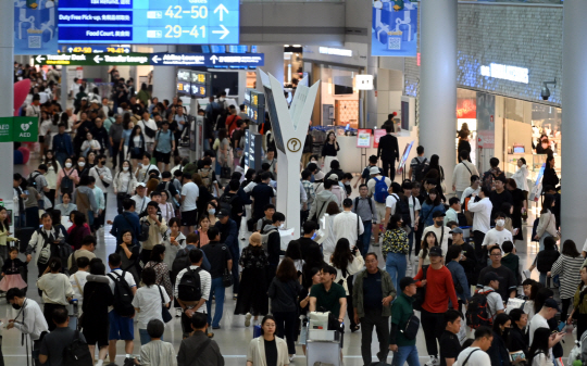 추석 연휴를 하루 앞둔 27일 오전 인천국제공항 제1터미널 면제구역이 이용객들로 붐비고 있다. 박윤슬 기자