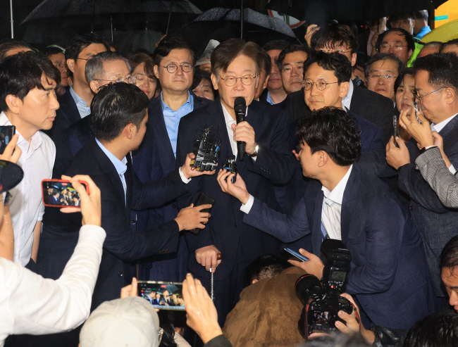 백현동 비리·대북 불법송금 혐의를 받고 있는 이재명 더불어민주당 대표가 27일 오전 법원의 구속영장 기각 직후 경기 의왕시 서울구치소를 나서면서 “인권의 최후 보루라는 사실을 명징하게 증명해 주신 사법부에 깊은 감사의 말씀을 드린다”고 밝히고 있다. 연합뉴스