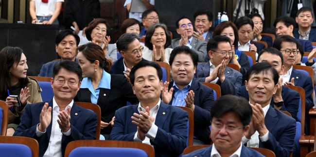 김수흥(둘째 줄 왼쪽 첫 번째)·주철현(〃 두 번째)·이학영(〃 세 번째) 의원 등 더불어민주당 의원들이 27일 오전 국회에서 열린 의원총회에서 이재명 대표에 대한 구속영장 기각을 기뻐하는 박수를 치고 있다. 곽성호 기자