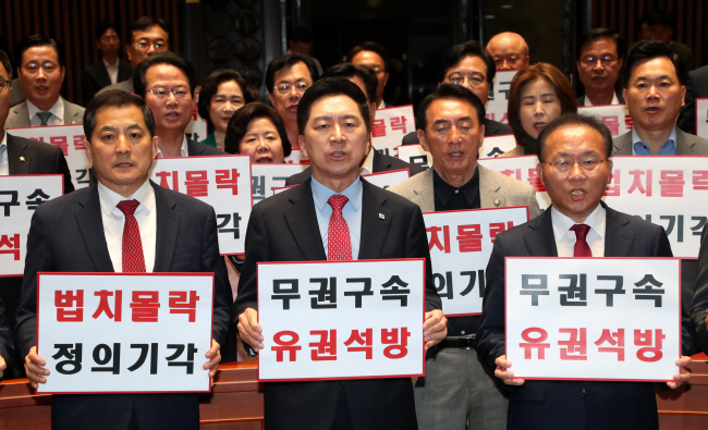 김기현(가운데) 국민의힘 대표 등 의원들이 27일 오전 국회에서 열린 비상의원총회에 참석해 이재명 더불어민주당 대표의 구속영장 기각을 비판하는 피켓을 들고 구호를 외치고 있다. 왼쪽부터 박대출 정책위의장, 김 대표, 윤재옥 원내대표. 곽성호 기자