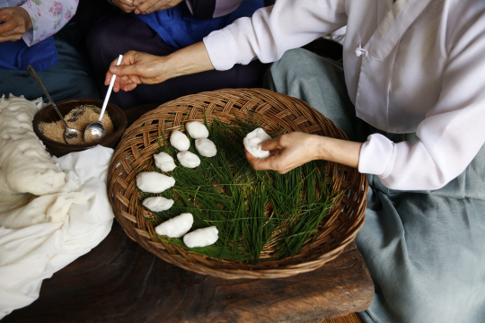 경기 용인시 기흥구 보라동 일원 한국민속촌에서는 추석 명절을 맞아 송편을 빚어볼 수 있다. 경기관광공사 제공